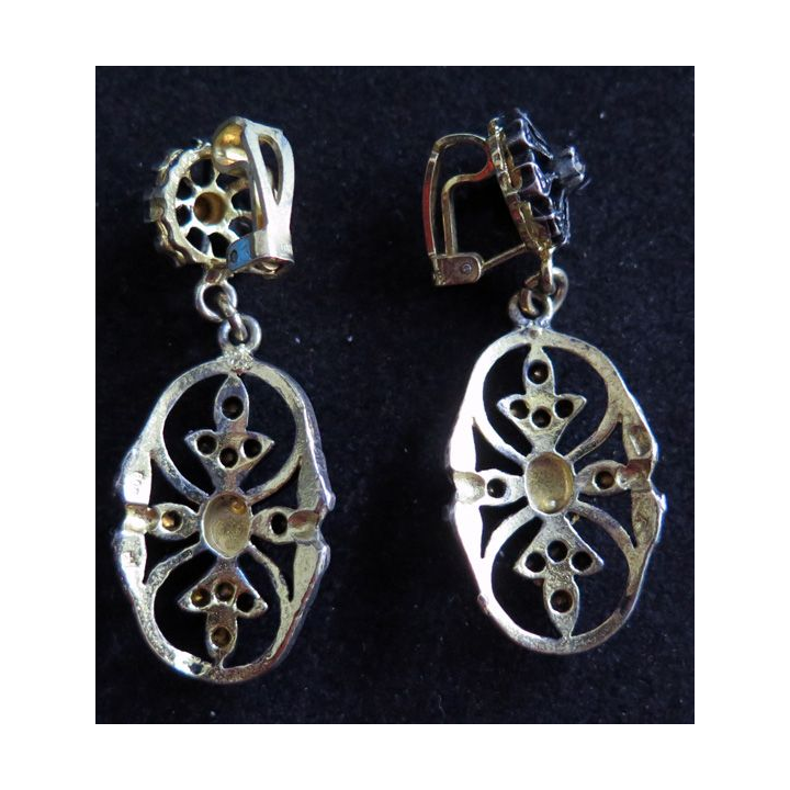 Paire de boucles d'oreilles avec pierre et brillants