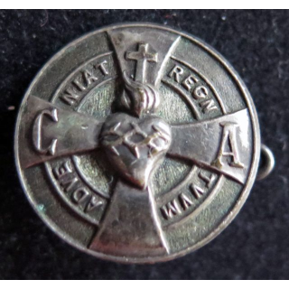 insigne de boutonnière Adveniat regniat Arthus Bertrand métal argenté 2 cm diamètre