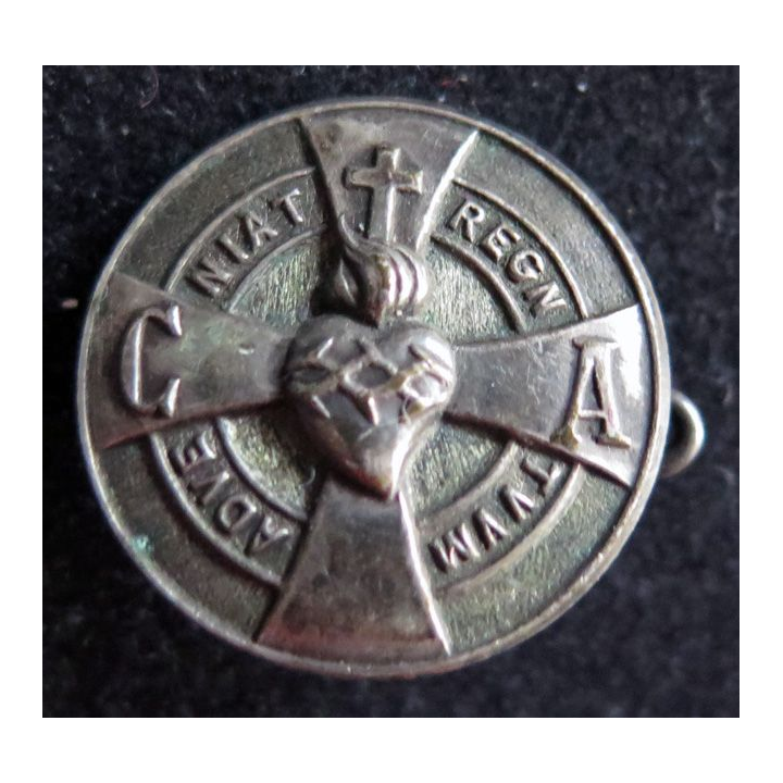 insigne de boutonnière Adveniat regniat Arthus Bertrand métal argenté 2 cm diamètre