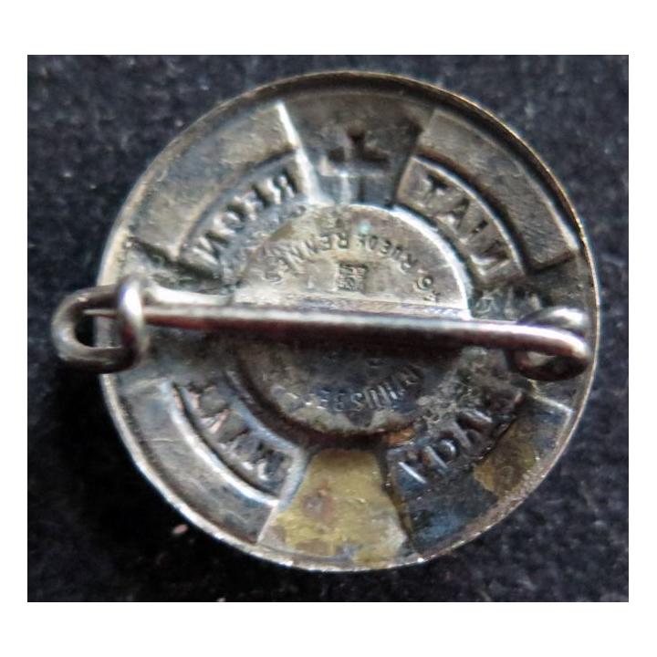 insigne de boutonnière Adveniat regniat Arthus Bertrand métal argenté 2 cm diamètre