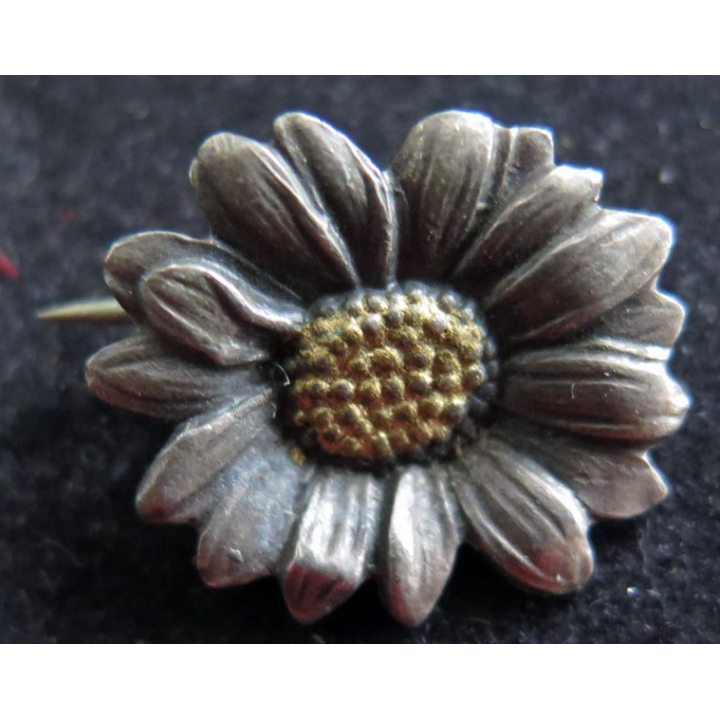 Vieille Broche en argent Marguerite de MELLERIO hauteur 2 cm