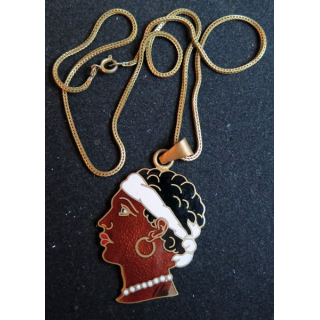 Médaille pendentif représentant une tête de Maure Corse émaillée (avec un éclat) avec chainette plaquée or