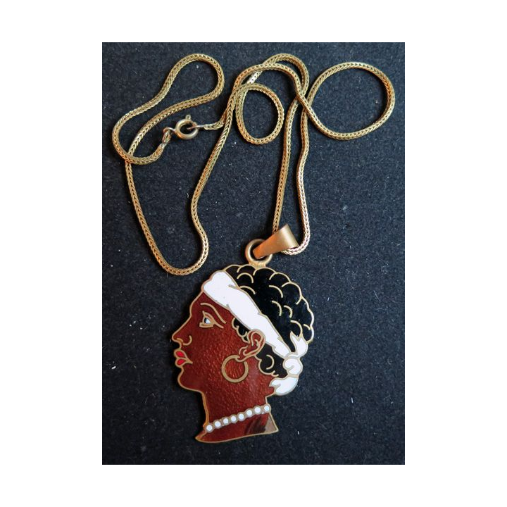 Médaille pendentif représentant une tête de Maure Corse émaillée (avec un éclat) avec chainette plaquée or