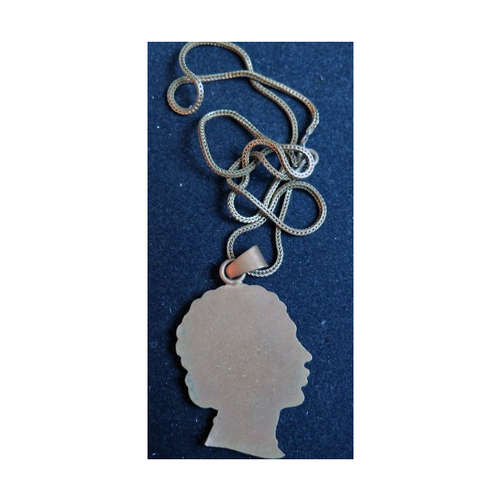 Médaille pendentif représentant une tête de Maure Corse émaillée (avec un éclat) avec chainette plaquée or