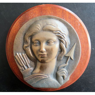MARINE : Tape de bouche de Diane en bronze sur support bois