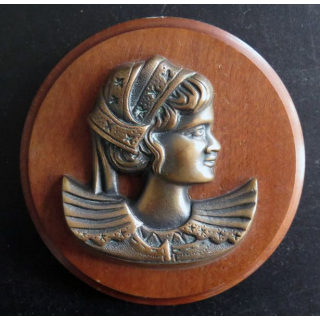 BRETAGNE : Tape de bouche en bronze d'une jeune bretonne avec sa coiffe diamètre 12 cm