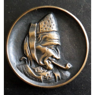 BRETAGNE : Tape de bouche en bronze d'une bretonne avec sa coiffe fumant la pipe diamètre 8 cm
