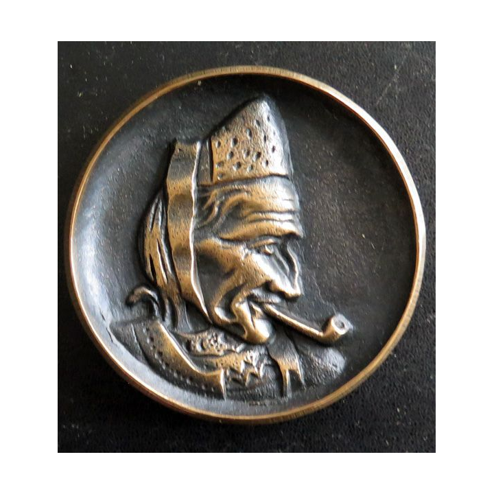 BRETAGNE : Tape de bouche en bronze d'une bretonne avec sa coiffe fumant la pipe diamètre 8 cm