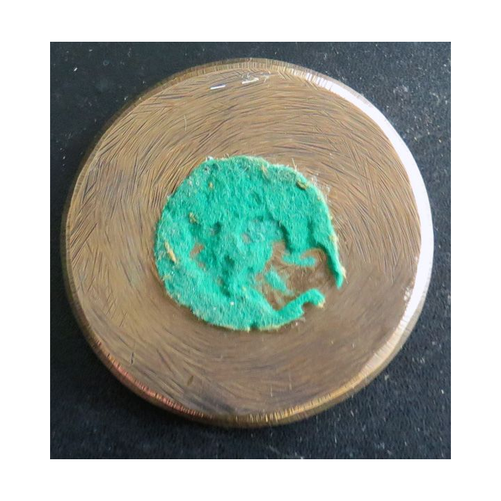 BRETAGNE : Tape de bouche en bronze d'une bretonne avec sa coiffe fumant la pipe diamètre 8 cm