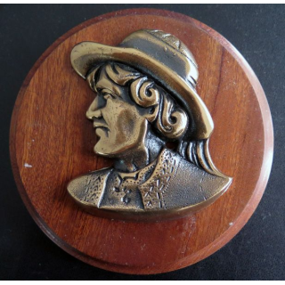 BRETAGNE : Tape de bouche en bronze d'unejeune breton diamètre 12 cm
