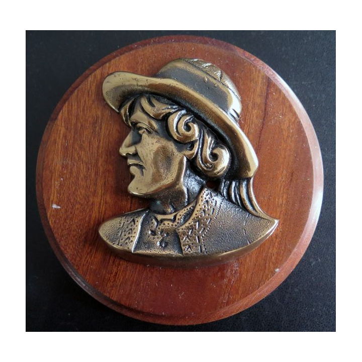 BRETAGNE : Tape de bouche en bronze d'unejeune breton diamètre 12 cm