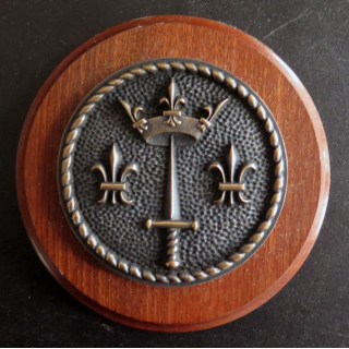 MMARINE : Tape de bouche du Porte Hélicoptères Jeanne d'Arc en bronze sur support bois 13,5 cm de diamètre