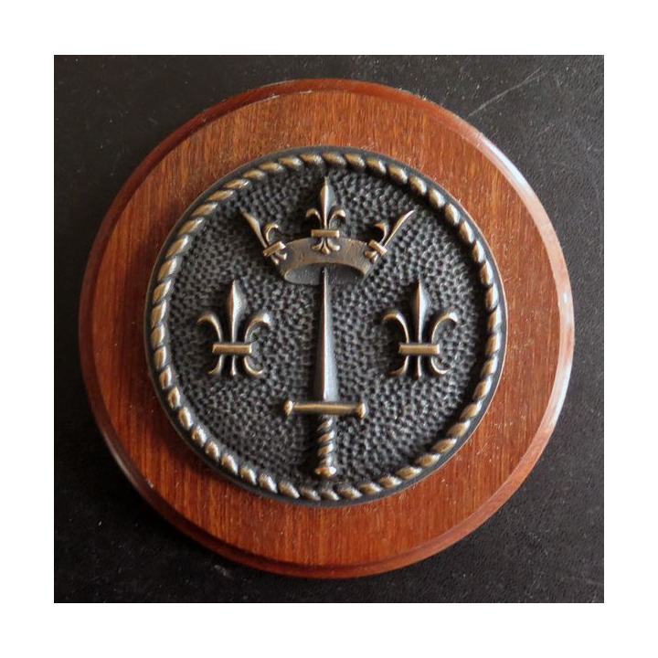 MMARINE : Tape de bouche du Porte Hélicoptères Jeanne d'Arc en bronze sur support bois 13,5 cm de diamètre