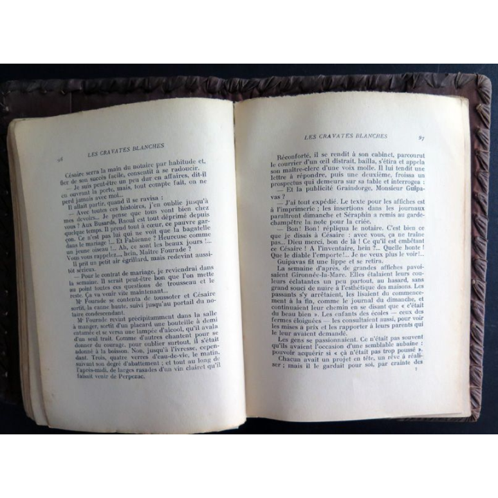 Les cravates blanches de Alex Le Magueresse dédicacé 1936 dans protège livre en cuir