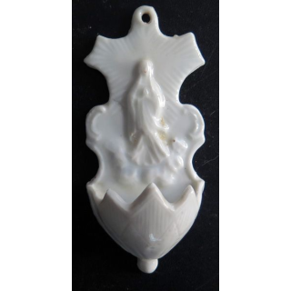 Petit bénitier en porcelaine blanche sur la Vierge Marie 12 x 5,5 cm