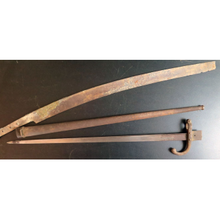 Lot de deux armes blanches baïonnette et sabre en l'état