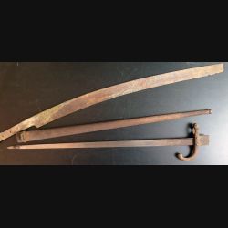 Lot de deux armes blanches baïonnette et sabre en l'état