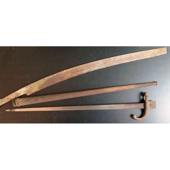 Lot de deux armes blanches baïonnette et sabre en l'état