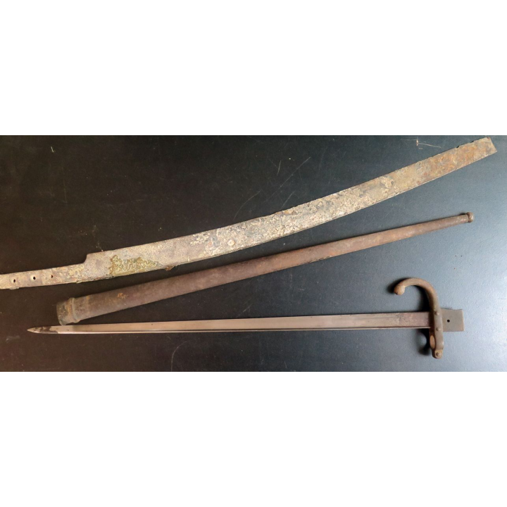 Lot de deux armes blanches baïonnette et sabre en l'état