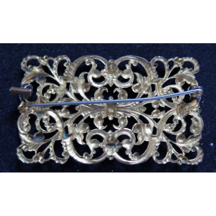 Vieille Broche en métal doré  5,5 x 3,5 cm