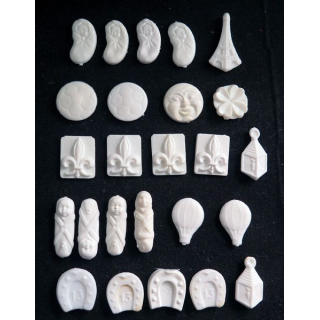 Lot de 25 fèves plastiques diverses