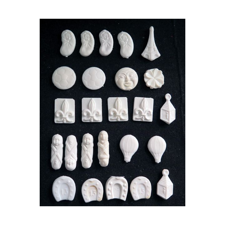 Lot de 25 fèves plastiques diverses