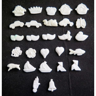 Lot de 27 fèves plastiques diverses