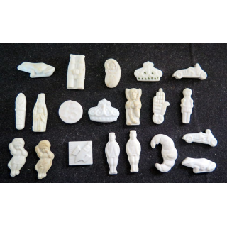 Lot de 20 Fèves diverses en céramique