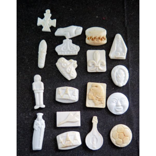 Lot de 20 Fèves diverses en céramique
