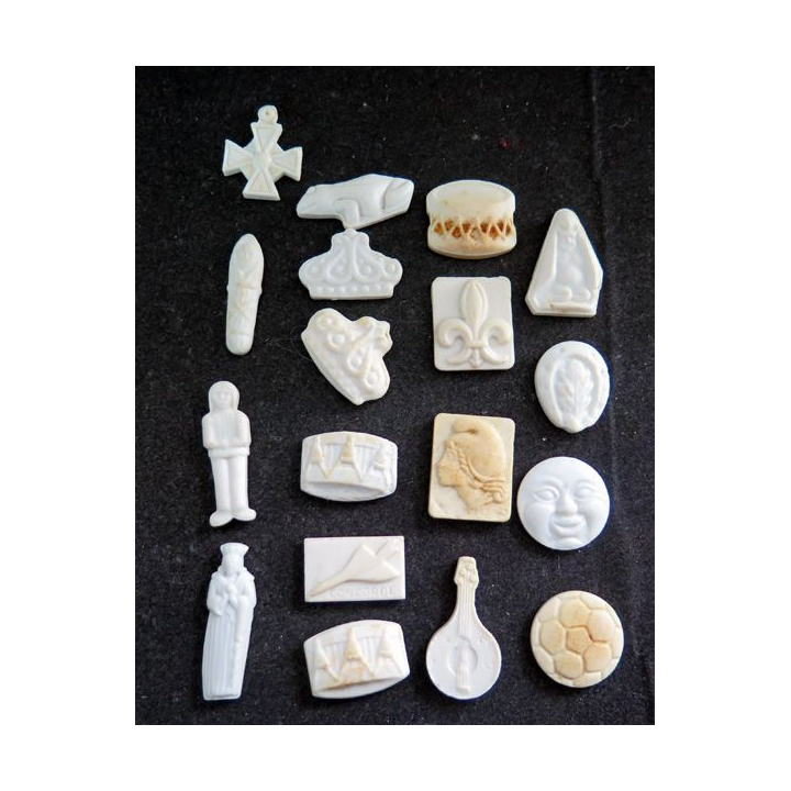 Lot de 20 Fèves diverses en céramique