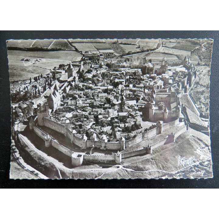 Carte Postale N & B Carcassonne Vue aérienne de la Cité et des remparts en double enceinte