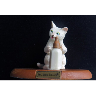 Figurine de Chat en résine : Un angora turc assoiffé