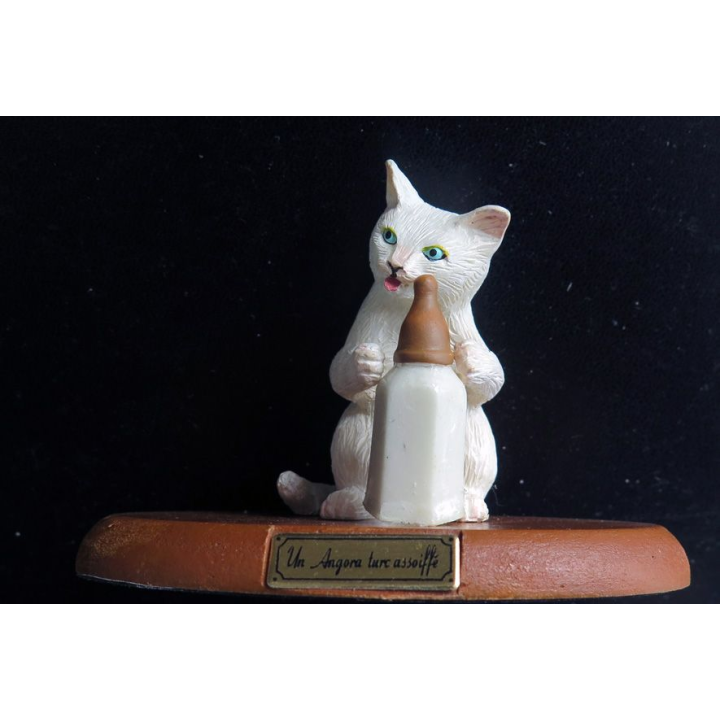 Figurine de Chat en résine : Un angora turc assoiffé