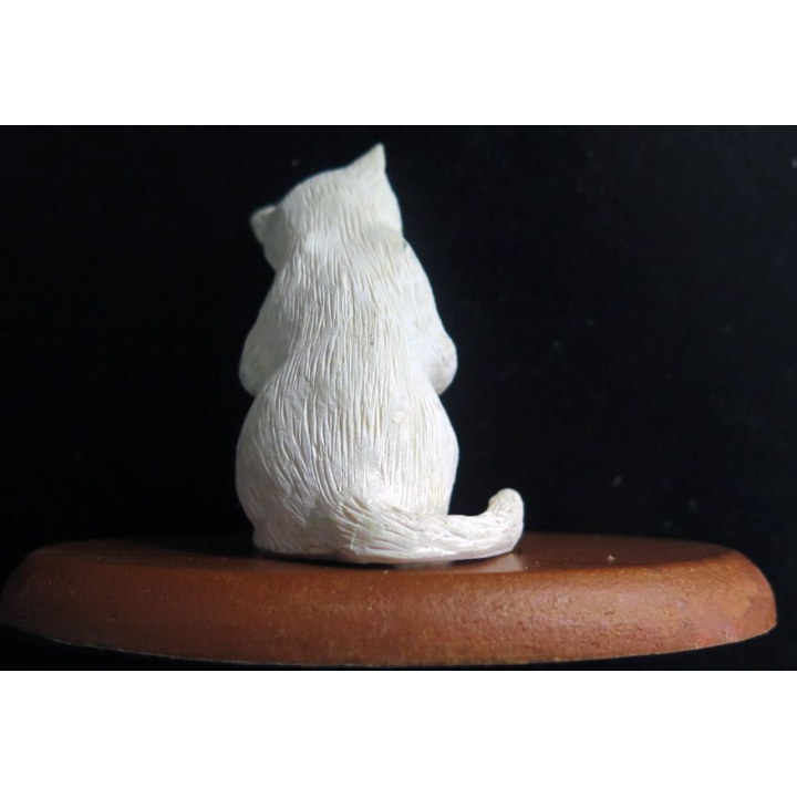 Figurine de Chat en résine : Un angora turc assoiffé