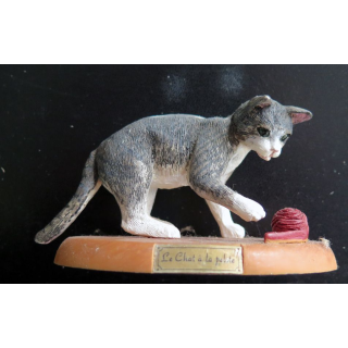 Figurine de Chat en résine : Le Chat à la pelote