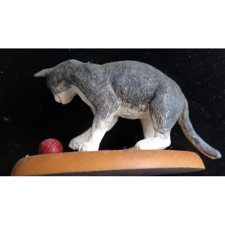 Figurine de Chat en résine : Le Chat à la pelote
