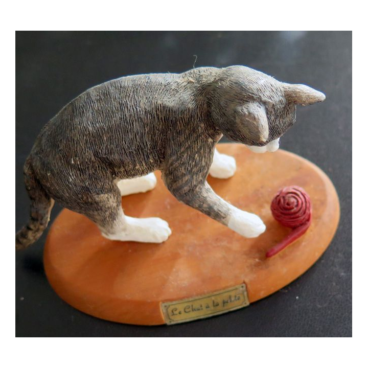 Figurine de Chat en résine : Le Chat à la pelote