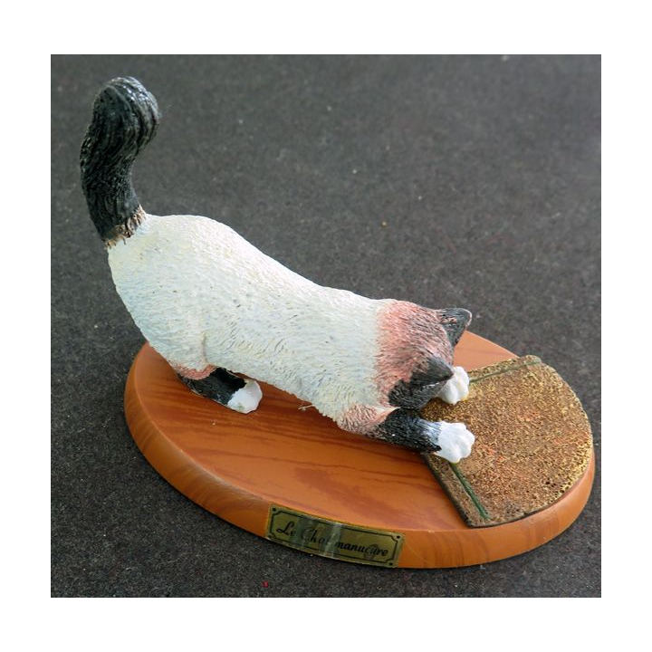 Figurine de Chat en résine : Le Chat manucure