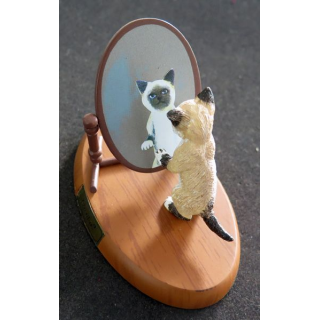 Figurine de Chat en résine : Qui est-ce ?  