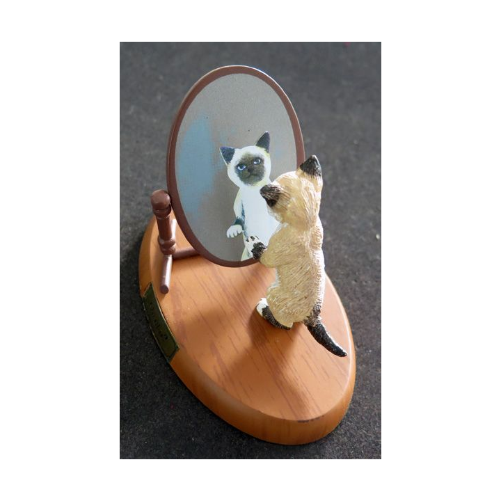 Figurine de Chat en résine : Qui est-ce ?  