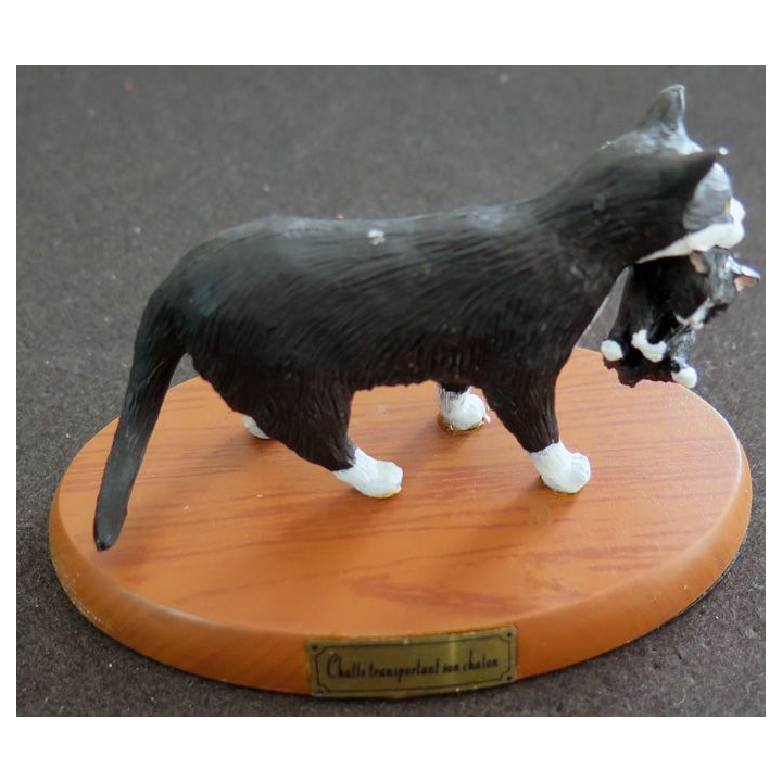 Figurine de Chat en résine : Chatte transportant un chaton