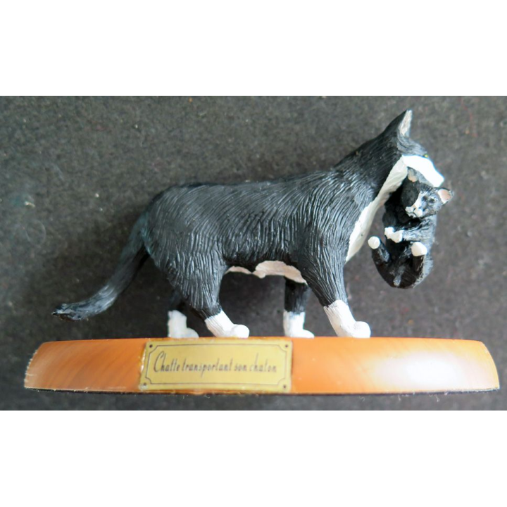 Figurine de Chat en résine : Chatte transportant un chaton