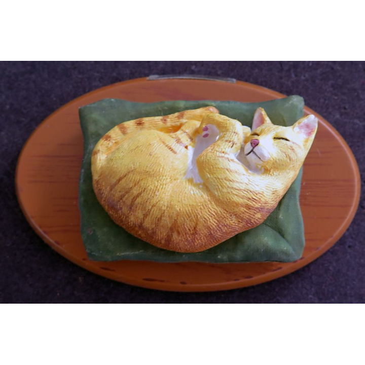 Figurine de Chat en résine : Le casanier
