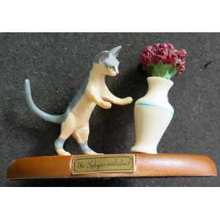 Figurine de Chat en résine :Un sphynx maladroit