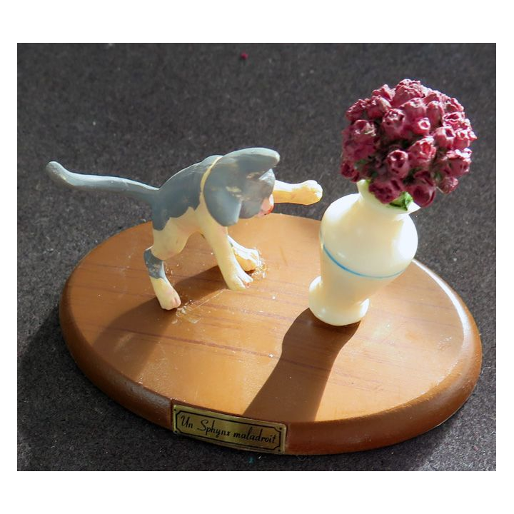 Figurine de Chat en résine :Un sphynx maladroit