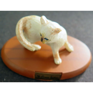 Figurine de Chat en résine : Un Birman facétieux
