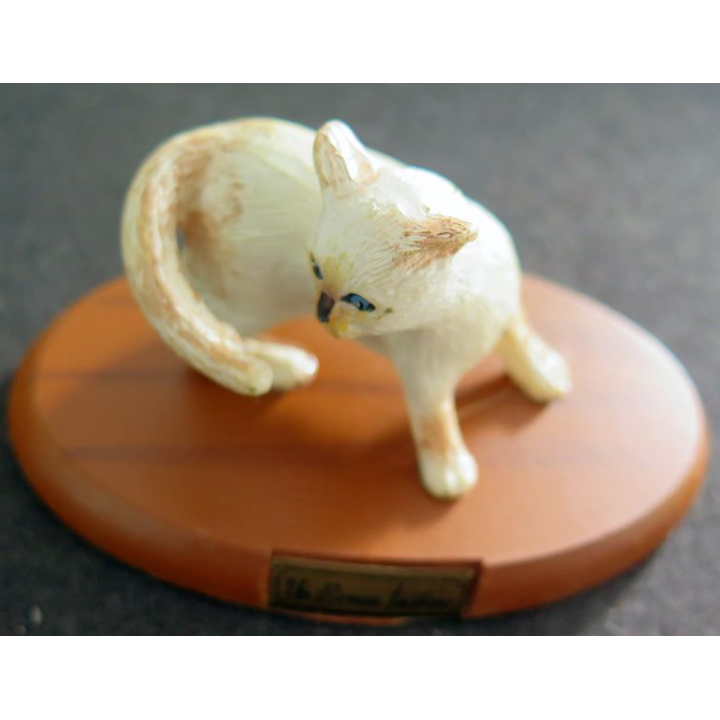Figurine de Chat en résine : Un Birman facétieux