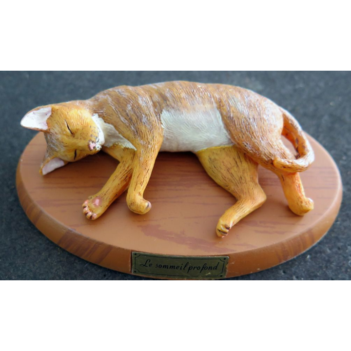 Figurine de Chat en résine : le sommeil profond
