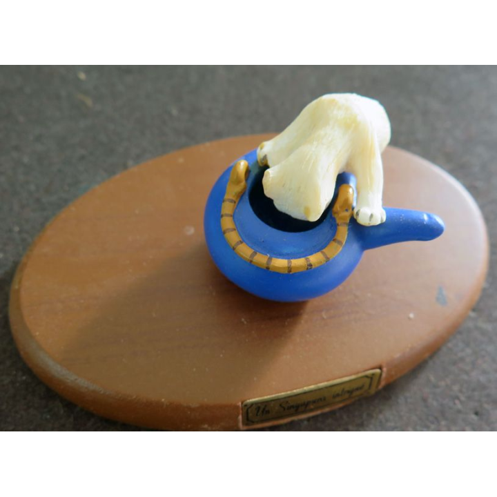 Figurine de Chat en résine : Un Singapura intrigué