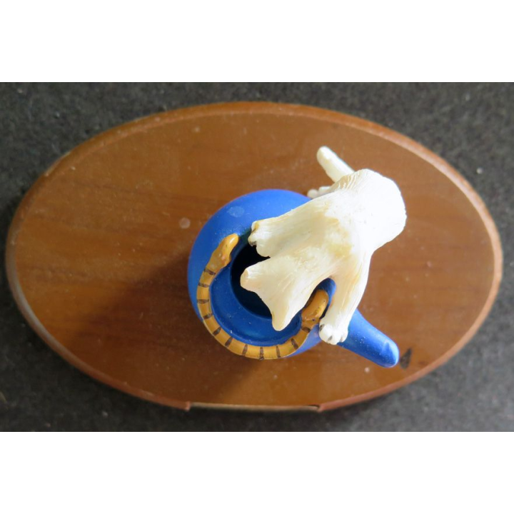 Figurine de Chat en résine : Un Singapura intrigué